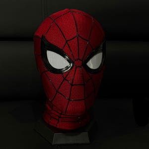 以下が含まれることがあります： 斑点のあるマット仕上げのセラミックマグカップ3個セット。マグカップはクリーム色、ライトブラウン、ダークブラウンの色合いです。各マグカップはシンプルなデザインで、丸みを帯びたハンドルが付いています。