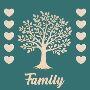Peut inclure: Une décoration murale sarcelle présentant une silhouette d'arbre en bois beige clair au centre, flanquée de cinq petits cœurs en bois de chaque côté. Le mot Family est écrit en police cursive beige au bas du motif de l'arbre.