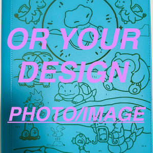 Può includere: Un raccoglitore turchese con illustrazioni di cartoni animati di varie creature. Il raccoglitore ha le parole "OR YOUR DESIGN PHOTO/IMAGE" in rosa. Il design include una varietà di personaggi e forme.