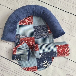 Peut inclure: Un ensemble de coussinets pour siège de bébé dans un design patchwork avec un tissu imprimé bandana rouge, bleu et blanc. Les coussinets sont faits d'un tissu doux et moelleux et sont conçus pour offrir confort et soutien aux bébés.