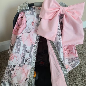 Funda para asiento de coche de bebé niña con diseño floral a rayas, bordado con lazo personalizado en oro rosa, regalo para recién nacida, estampado floral, lista para enviar.