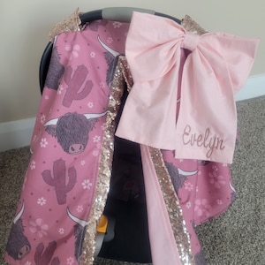 Funda para asiento de coche para bebé niña con estampado de vaca rosa de las Highlands, lazo bordado personalizado en oro rosa, regalo para recién nacida, listo para enviar.