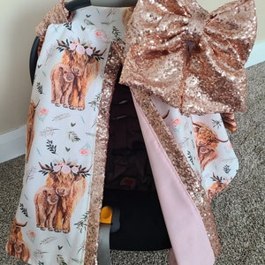 Funda para asiento de coche Highland Cow, diseño floral de granja con brillo dorado rosa, regalo personalizado para baby shower, capota para asiento de coche de niña