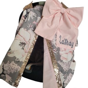 Funda para asiento de coche de bebé niña con diseño de flores grises, bordado de lazo personalizado en oro rosa, regalo para bebé, estampado floral de acuarela, lista para enviar.