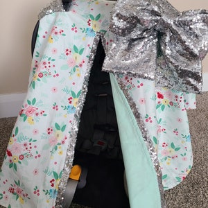 Funda para asiento de coche para bebé niña con diseño floral y lentejuelas en color menta, bordado personalizado, regalo para recién nacida, lentejuelas plateadas brillantes, lista para enviar.