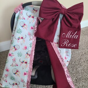 Funda para silla de auto con flores y calaveras, diseño floral de ciervo longhorn con destellos rosas, regalo personalizado para baby shower, silla de auto para niña, lista para enviar