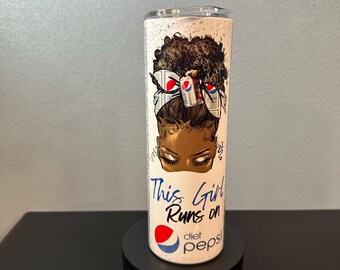 Esta chica tiene una capacidad de 20 oz y es un vaso para refrescos. Ideal para bebidas frías y calientes y viene con una pajita.