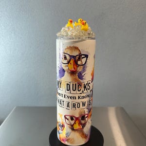 600 ml Ducks in a Row-glas med bubblor och anktopp. Perfekt för varma och kalla drycker och levereras med sugrör. Unikt i sitt slag!