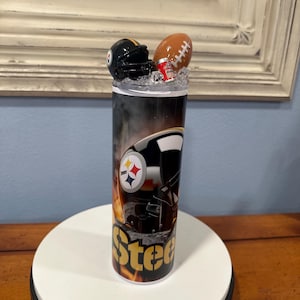 Bicchiere da football Pittsburgh Steelers da 20 once con tappo. Ottimo per bevande calde e fredde e dotato di cannuccia.