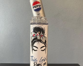 Vaso de 20 oz para chica que corre con refresco dietético sobre hielo falso. Ideal para bebidas frías y calientes, y viene con una pajita. ¡Único en su tipo!