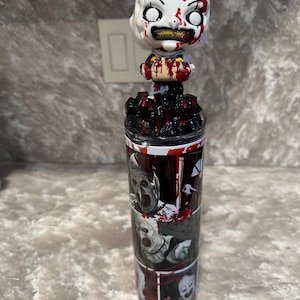 20 oz entzückendes Weihnachtsmotiv mit Tumblr Charakter und Topper. Ideal für heiße und kalte Getränke und wird mit einem Strohhalm geliefert. Einzelstück