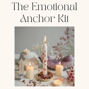 Puede incluir: Un cuaderno de trabajo de coaching titulado "The Emotional Anchor Kit" con velas encendidas, cristales y flores. La portada dice "VOL. 01" y "A 4-MODULE COACHING WORKBOOK." El texto "Steady. Rebuild. Rise" está incluido.