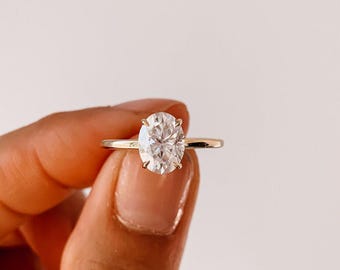 Anillo de compromiso de oro amarillo de 14 quilates con moissanita ovalada de 1,5 quilates