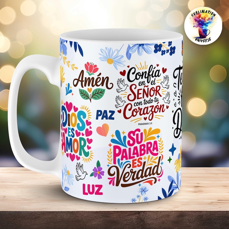 Pu&ograve; includere: Una tazza in ceramica bianca con un motivo colorato di illustrazioni floreali e testi religiosi in spagnolo tra cui Am&eacute;n, Conf&iacute;a en el Se&ntilde;or con todo tu Coraz&oacute;n, Dios es Amor, Paz, Su Palabra es Verdad e Luz, decorata con colombe e cuori.