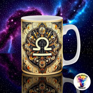 Pode incluir: Caneca de cer&acirc;mica branca com um design do signo do zod&iacute;aco de Libra em tons de ouro, castanho e laranja. O design &eacute; colocado sobre um fundo de gal&aacute;xia estrelada. A caneca tem uma al&ccedil;a branca e um acabamento brilhante.