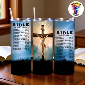 Pode incluir: Três copos de aço inoxidável com canudos. Cada copo apresenta um design diferente: um com uma cruz e Jesus, e dois com um fundo azul e as palavras "BIBLE EMERGENCY NUMBERS" e uma lista de versículos bíblicos.