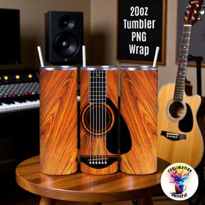 Może przedstawiać: Trzy kubki ze stali nierdzewnej o pojemności 590 ml z wzorem słojów drewna. Środkowy kubek ma grafikę gitary. Każdy kubek ma białą słomkę. Tło obejmuje gitarę, głośnik i klawiaturę.