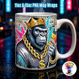 以下が含まれることがあります： 金色の王冠とチェーンを身につけ、ドル記号のペンダントが付いたゴリラのデザインが施された白いセラミックマグカップ。「11oz & 15oz PNG Mug Wraps」と「Urban King」の文字が側面にあり、背景にはグラフィティアートが描かれています。