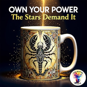Pode incluir: Caneca de cer&acirc;mica branca com um design detalhado de escorpi&atilde;o em preto e dourado, com as palavras "OWN YOUR POWER" e "The Stars Demand It". A caneca tem uma al&ccedil;a branca e um padr&atilde;o decorativo em volta do escorpi&atilde;o.