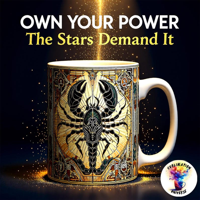 Pode incluir: Caneca de cer&acirc;mica branca com um design detalhado de escorpi&atilde;o em preto e dourado, com as palavras "OWN YOUR POWER" e "The Stars Demand It". A caneca tem uma al&ccedil;a branca e um padr&atilde;o decorativo em volta do escorpi&atilde;o.