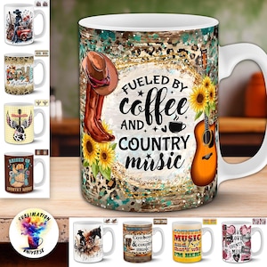 Op de afbeelding: Witte keramische mok met een countrymuziekthema. Het ontwerp bevat een cowboylaars, hoed, gitaar en zonnebloemen, met de tekst "Fueled by coffee and country music". Andere mokken met vergelijkbare thema's zijn ook zichtbaar.