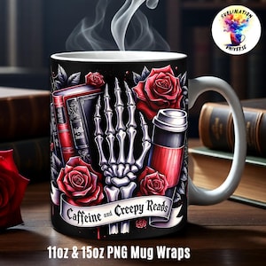 Puede incluir: Taza de café negra con asa blanca, con una mano de esqueleto, rosas rojas y libros. La taza tiene el texto "Caffeine and Creepy Reads" en una pancarta. Sale vapor de la taza, sugiriendo una bebida caliente.