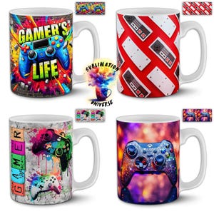 Peut inclure: Quatre mugs en c&eacute;ramique blanche avec des motifs sur le th&egrave;me des jeux vid&eacute;o. L'un des mugs pr&eacute;sente une manette bleue avec le texte "GAMER'S LIFE" sur un fond de mur en briques. Un autre a un fond rouge avec des manettes blanches.