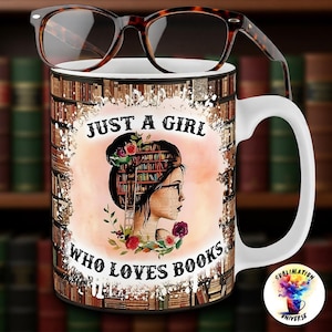 Pode incluir: Uma caneca de cerâmica branca com um design envolvente apresentando a silhueta de uma mulher com uma estante de livros como cabelo, o texto "JUST A GIRL WHO LOVES BOOKS" e um par de óculos tartaruga.