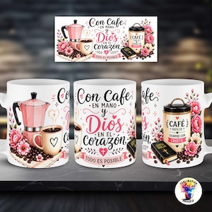 Pode incluir: Uma caneca de cerâmica branca com uma cafeteira italiana rosa, uma xícara de café com um coração, um pote de café e uma Bíblia preta. O texto diz Con Cafe en mano y Dios en el corazon, todo es posible. Flores rosas e grãos de café decoram.