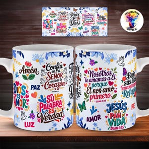 Pu&ograve; includere: Due tazze in ceramica bianca con un collage colorato di testi religiosi in spagnolo e motivi floreali. I disegni includono frasi come Am&eacute;n, Dios es amor e Conf&iacute;a en el Se&ntilde;or, arricchite da farfalle, colombe e stelle in tonalit&agrave; vivaci.