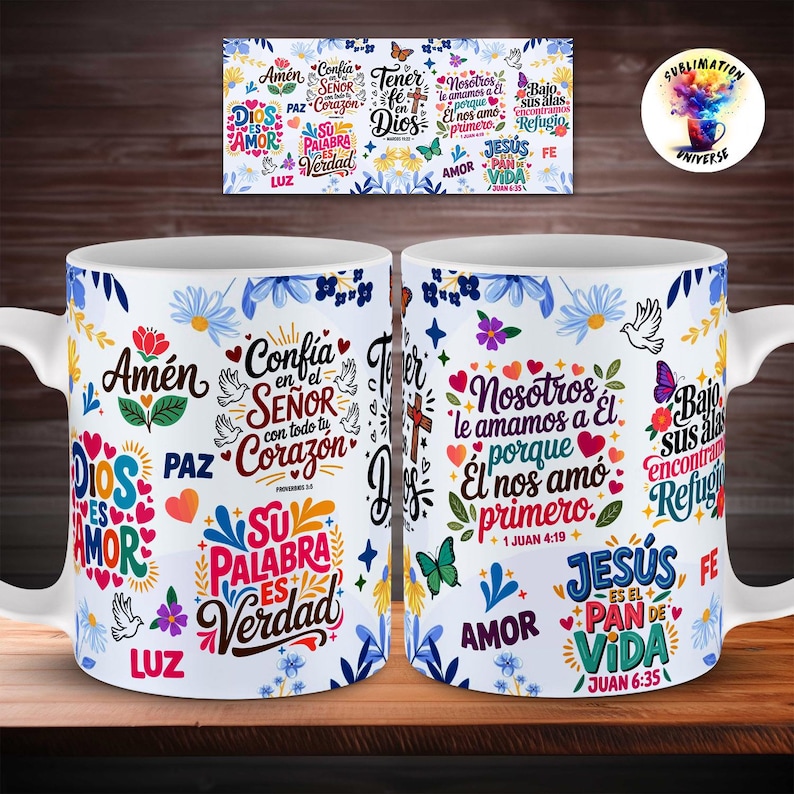 Pu&ograve; includere: Due tazze in ceramica bianca con un collage colorato di testi religiosi in spagnolo e motivi floreali. I disegni includono frasi come Am&eacute;n, Dios es amor e Conf&iacute;a en el Se&ntilde;or, arricchite da farfalle, colombe e stelle in tonalit&agrave; vivaci.