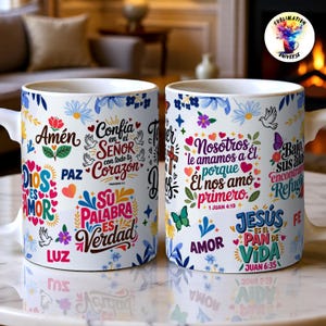 Pu&ograve; includere: Due tazze in ceramica bianca con testi religiosi colorati e illustrazioni di fiori, cuori, farfalle e colombe. I disegni includono frasi come Am&eacute;n, Dios es amor, Conf&iacute;a en el Se&ntilde;or e Nos amamos a &Eacute;l porque &Eacute;l nos am&oacute; primero.