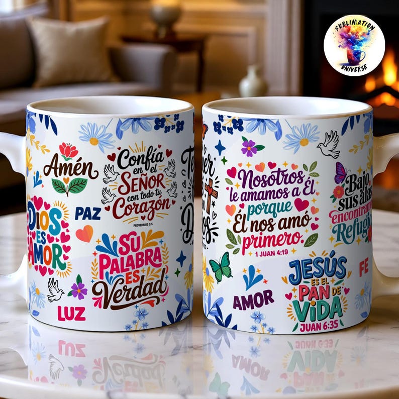 Pu&ograve; includere: Due tazze in ceramica bianca con testi religiosi colorati e illustrazioni di fiori, cuori, farfalle e colombe. I disegni includono frasi come Am&eacute;n, Dios es amor, Conf&iacute;a en el Se&ntilde;or e Nos amamos a &Eacute;l porque &Eacute;l nos am&oacute; primero.