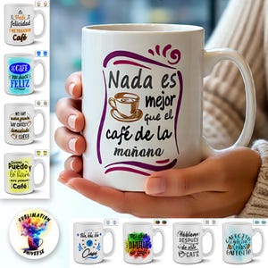 Op de afbeelding: Een witte keramische koffiemok, vastgehouden door een persoon, met de tekst "Nada es mejor que el café de la mañana" in zwart en paars. Andere mokken met koffiethema's zijn ook zichtbaar.