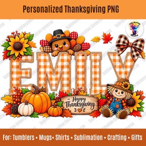 Puede incluir: Un gráfico digital con el nombre EMILY en letras de bloque a cuadros naranjas y blancos. El diseño incluye un pavo con sombrero, un espantapájaros, girasoles, calabazas, hojas de otoño y un letrero de madera que dice Happy Thanksgiving.