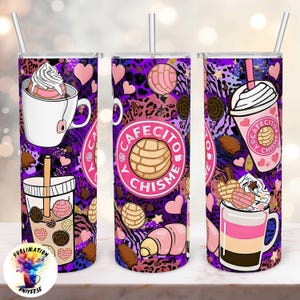 Puede incluir: Vaso de acero inoxidable con un vibrante fondo de estampado de leopardo púrpura. El diseño incluye ilustraciones de bebidas de café, pasteles, corazones y el texto "Cafecito y Chisme". También es visible un logotipo de "Sublimation Universe".