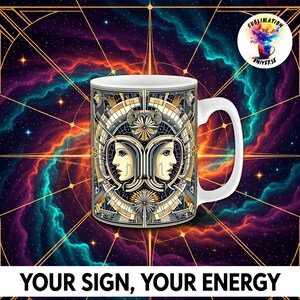Pode incluir: Caneca de cer&acirc;mica branca com um design art d&eacute;co detalhado com dois rostos e padr&otilde;es geom&eacute;tricos em dourado, bege e preto. A caneca tem uma al&ccedil;a branca e o texto "YOUR SIGN, YOUR ENERGY". O fundo &eacute; um design c&oacute;smico colorido.