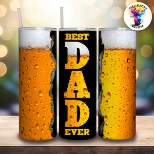 Può includere: Un bicchiere con un design a birra e le parole "BEST DAD EVER" in giallo e bianco. Il bicchiere ha una cannuccia e un effetto condensa, con una texture in legno sul lato.