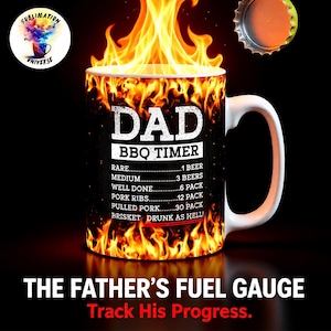 以下が含まれることがあります： 黒い背景と炎のデザインが施された白いセラミックマグ。マグカップには「DAD BBQ TIMER」の文字と、対応するビールのパック数とともにバーベキューの焼き加減のリストが記載されています。「THE FATHER'S FUEL GAUGE Track His Progress」の文字も表示されています。