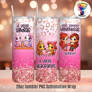 Può includere: Tre bicchieri da 20 once con glitter rosa e design sfumati. Ogni bicchiere presenta illustrazioni di cartoni animati e testo in spagnolo. Uno dice "A Veces Viboras", un altro "A Veces Alacranes" e l'ultimo "Pero Siempre Venenosas".
