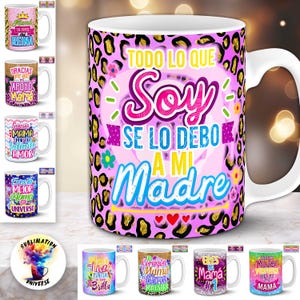 Op de afbeelding: Witte keramische mok met een roze luipaardprint en de tekst "TODO LO QUE SOY SE LO DEBO A MI MADRE". Andere mokken met verschillende ontwerpen en tekst zijn ook zichtbaar.