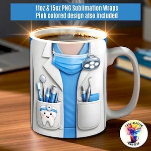 Puede incluir: Taza de cerámica blanca con un diseño de bata de dentista, una mascarilla quirúrgica azul e instrumentos dentales. La taza incluye el texto "11oz & 15oz PNG Sublimation Wraps Pink colored design also included". La taza tiene un asa gris y está llena de café.