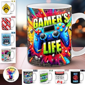 Puede incluir: Taza de cerámica blanca con un diseño vibrante que presenta un mando de juego azul, las palabras "GAMER'S LIFE" y un fondo de pared de ladrillo. También se muestran otras tazas con temas de juegos.