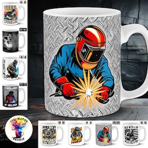Puede incluir: Taza de cerámica blanca con un soldador con casco rojo y camisa de trabajo azul, soldando con chispas brillantes sobre un fondo de placa de diamante. También se ven otras tazas con temas de soldadura.
