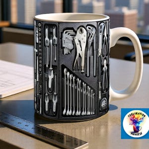 Puede incluir: Taza de cerámica blanca con un diseño de caja de herramientas que muestra varias herramientas manuales. Las herramientas, como destornilladores, llaves, alicates y una cinta métrica, están dispuestas en un contorno negro. La taza tiene un asa blanca y el texto "SUBLIMATION UNIVERSE".