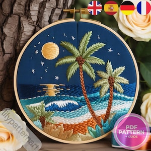 Peut inclure: Broderie sur cerceau représentant une scène de plage nocturne avec des palmiers, une pleine lune et des vagues océaniques bleues, vertes et oranges. Le texte "PDF PATTERN + GUIDE" est visible. Broderie dans un cerceau en bois.
