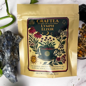 Op de afbeelding: Een beige zakje CraftTea Lymph Elixir, met een bloemenontwerp en de tekst "Een kruidensupplement ter ondersteuning van uw lymfestelsel." Nettogewicht: 28,35 g.