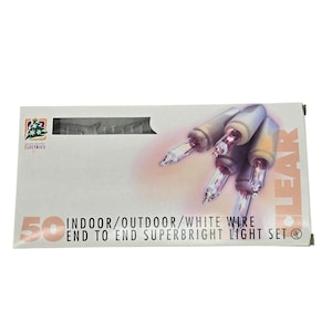 Può includere: Una scatola rettangolare per un set di 50 luci da interno ed esterno con filo bianco. La confezione presenta un grafico di lampadine trasparenti e il testo 50 INDOOR/OUTDOOR/WHITE WIRE END TO END SUPERBRIGHT LIGHT SET.