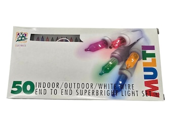 Especialidades de temporada: 50 luces navideñas multicolores con cable blanco para interiores y exteriores.