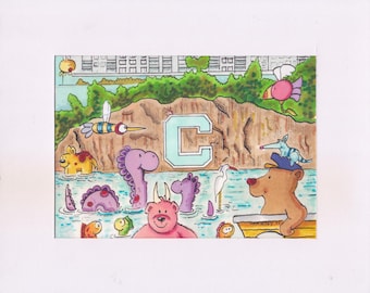 Puede incluir: Una ilustración de acuarela de una escena de dibujos animados con una gran letra C azul, un oso en un bote, un dinosaurio morado, una jirafa amarilla, un pájaro blanco y otros animales. La escena está ambientada en un lago con una colina verde cubierta de hierba en el fondo.